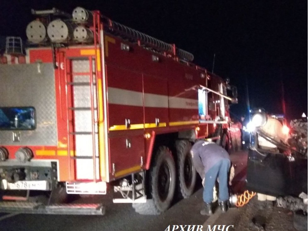 Подразделения пожарно-спасательного гарнизона приняли участие в ликвидации последствий ДТП в Нейском муниципальном округе